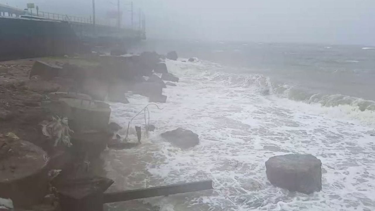 ராமேஸ்வரத்தில் புயல் எச்சரிக்கை.. ரயில் சேவையில் மாற்றம்! ராமேஸ்வரத்தில் புயல் எச்சரிக்கை.. ரயில் சேவையில் மாற்றம்!