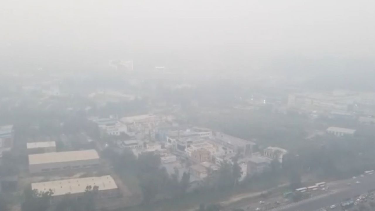 ஒரே புகைமூட்டம்.. டெல்லியில் கடுமையான காற்று மாசு! ஒரே புகைமூட்டம்.. டெல்லியில் கடுமையான காற்று மாசு!