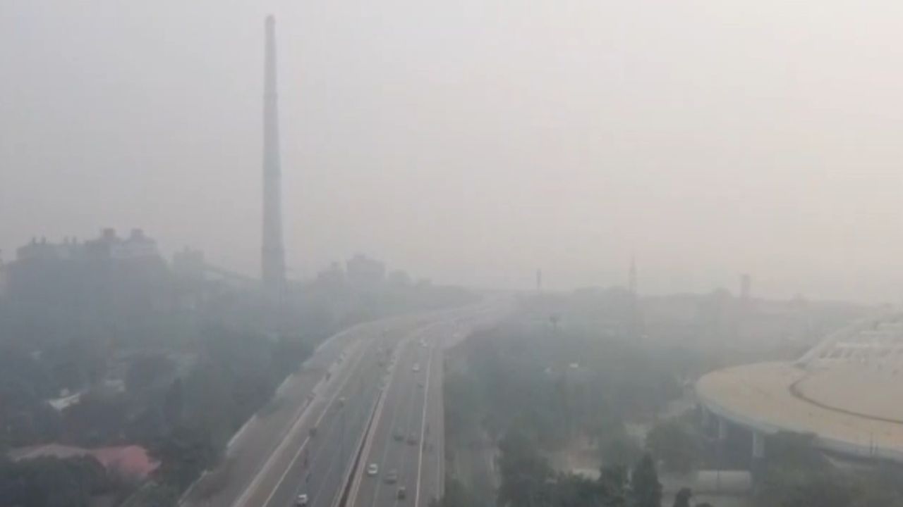 இடமே தெரியலை... டெல்லியை மறைக்கும் காற்று மாசு! இடமே தெரியலை... டெல்லியை மறைக்கும் காற்று மாசு!