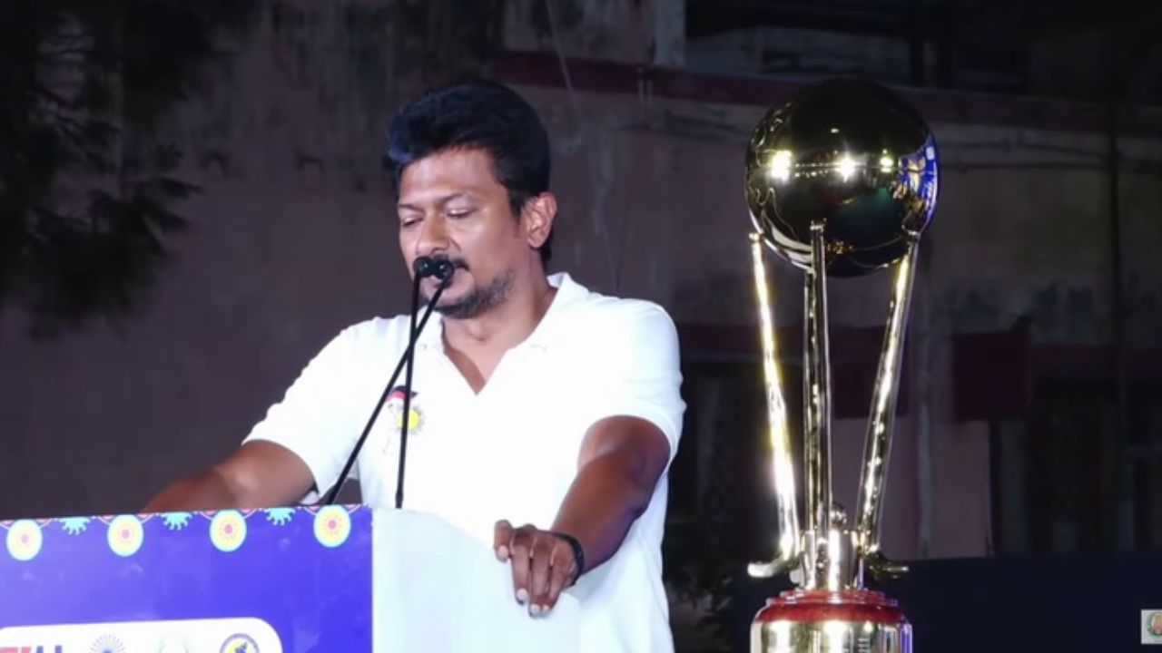 ஹாக்கி ஜூனியர் உலகக் கோப்பை.. கொடியசைத்து தொடங்கி வைத்த உதயநிதி!