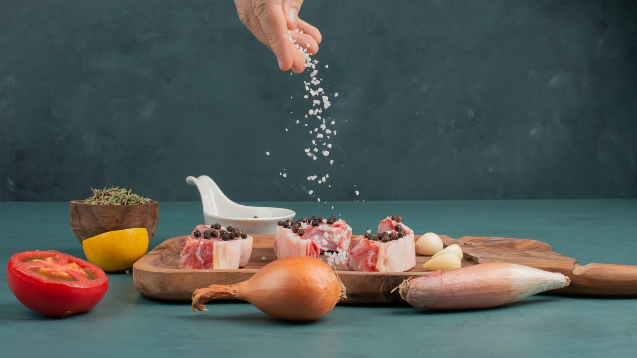 Health Tips: அதிக உப்பு சாப்பிடுவது ஆபத்தா..? குறைந்த அளவு உடலுக்கு ஏன் நல்லது?