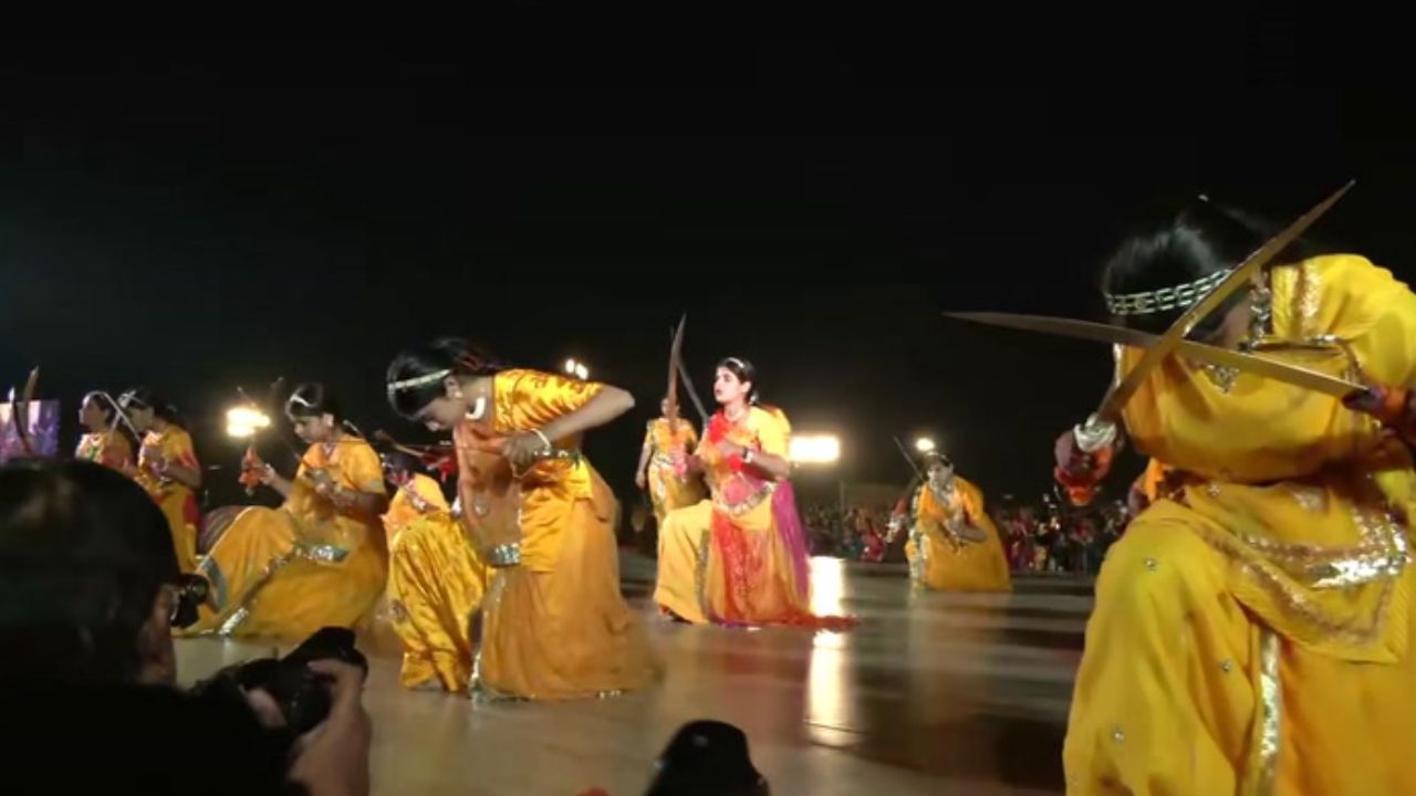 ராஜஸ்தானில் கூமர் திருவிழா.. பிரமாண்டமாக நடைபெற்ற நடன நிகழ்ச்சி!