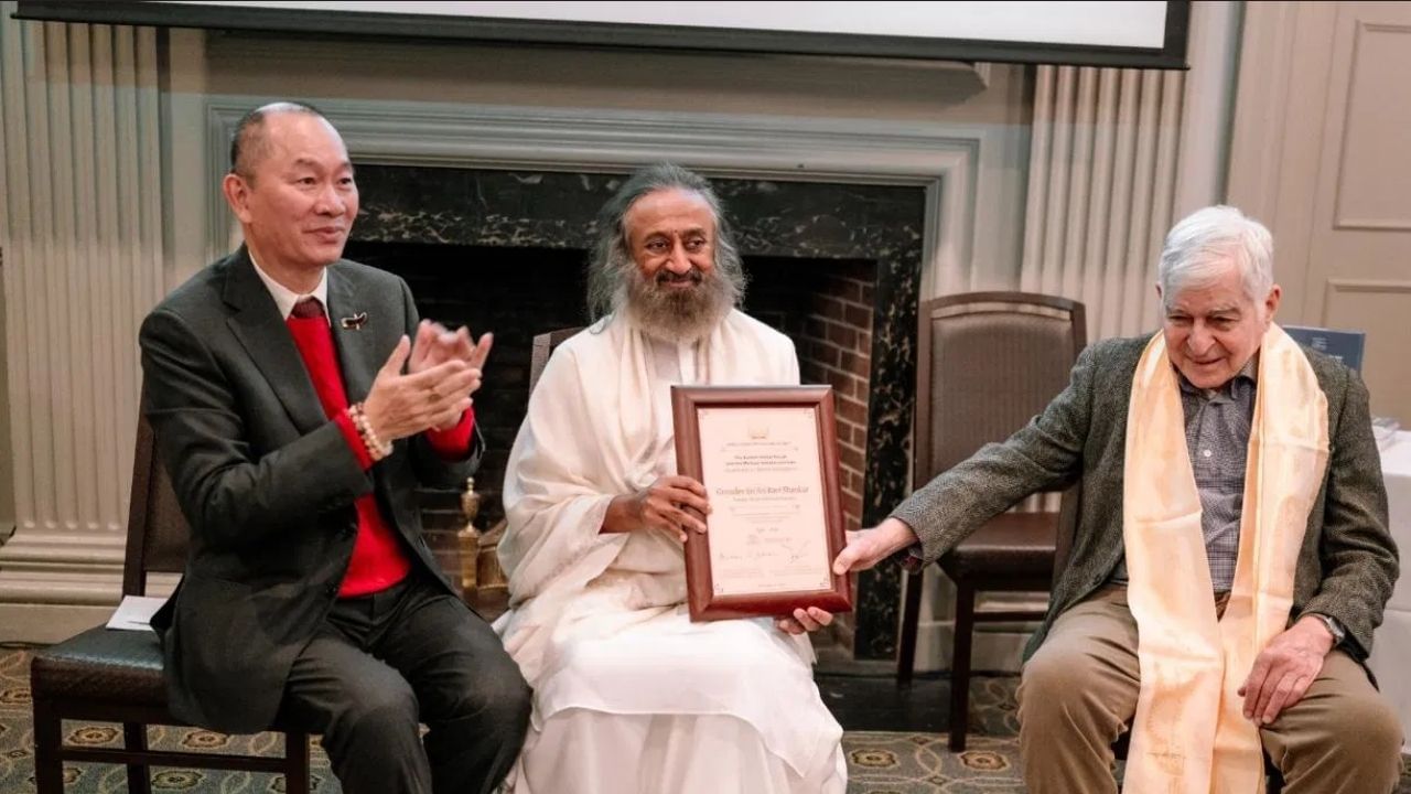 ஸ்ரீ ஸ்ரீ ரவிசங்கருக்கு அமைதி மற்றும் பாதுகாப்புக்கான உலகத் தலைவர் விருது