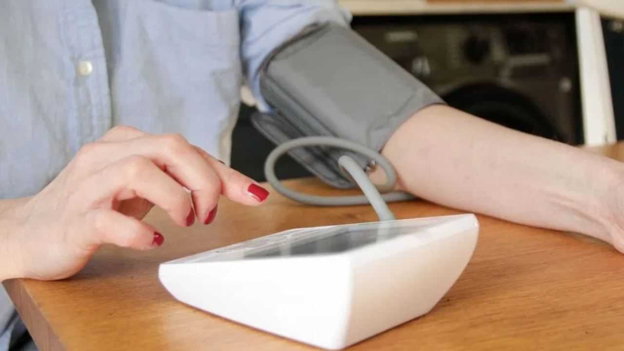 உயர் இரத்த அழுத்தம் இருக்கா? இந்த உணவுகளை சாப்பிடாதீங்க! உயர் இரத்த அழுத்தம் இருக்கா? இந்த உணவுகளை சாப்பிடாதீங்க!