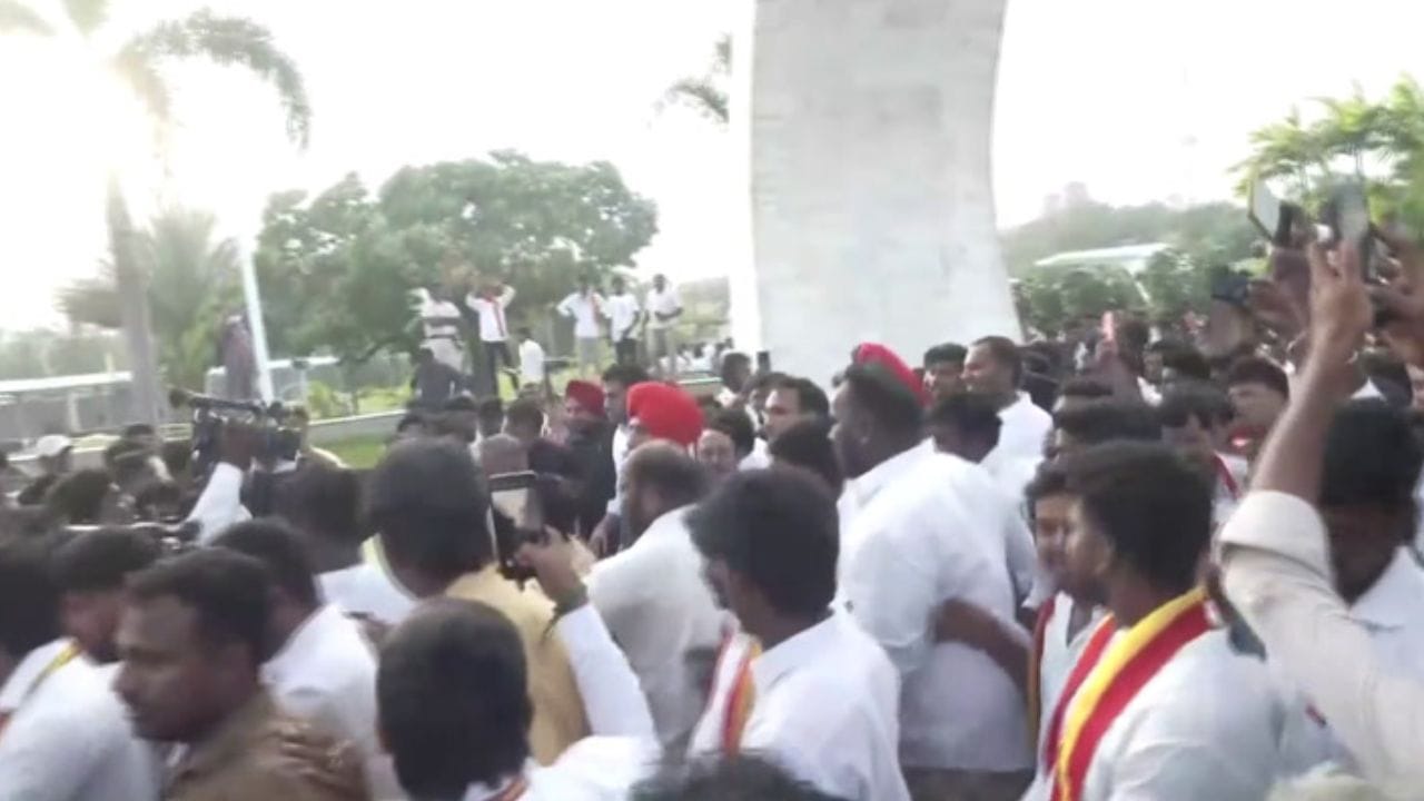 தவெகவில் இணைந்தவுடன் எம்ஜிஆருக்கு மரியாதை.. செங்கோட்டையன் செய்த நெகிழ்ச்சி சம்பவம்!