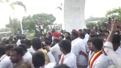 தவெகவில் இணைந்தவுடன் செங்கோட்டையன் எம்ஜிஆருக்கு மரியாதை..!