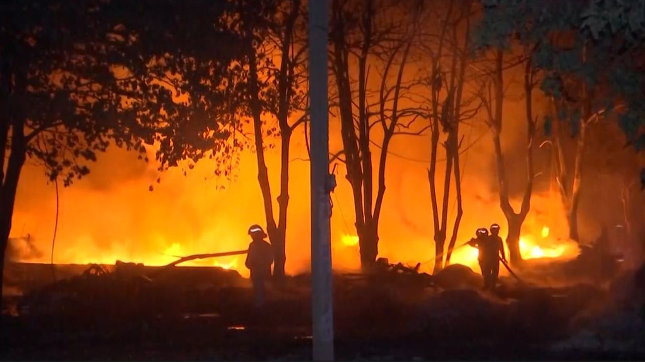 டெல்லியில் கலன் தொழிற்சாலை பகுதியில் பயங்கர தீ விபத்து.. கொழுந்துவிட்டு எரிந்த தீ! டெல்லியில் கலன் தொழிற்சாலை பகுதியில் பயங்கர தீ விபத்து.. கொழுந்துவிட்டு எரிந்த தீ!