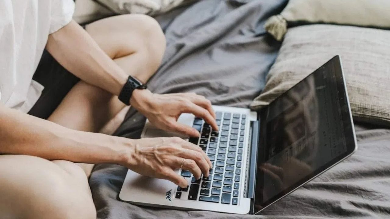 உங்கள் லேப்டாப்பை படுக்கையில் வைத்து பயன்படுத்துகிறீர்களா? காத்திருக்கும் ஆபத்து