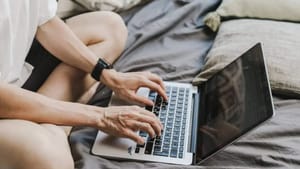 உங்கள் லேப்டாப்பை படுக்கையில் வைத்து பயன்படுத்துகிறீர்களா? காத்திருக்கும் ஆபத்து