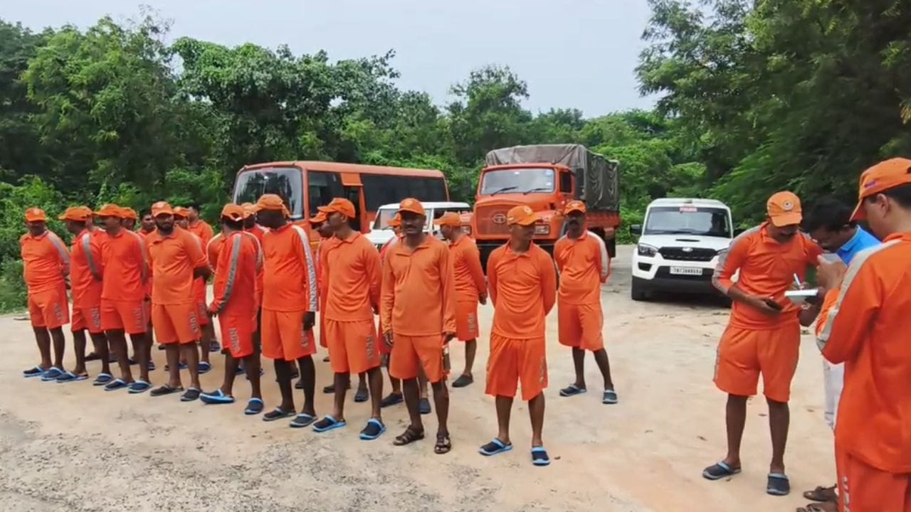 வடகிழக்கு பருவமழை.. முன்னெச்சரிக்கை நடவடிக்கையாக கடலூர் வந்த 30 NDRF வீரர்கள்! வடகிழக்கு பருவமழை.. முன்னெச்சரிக்கை நடவடிக்கையாக கடலூர் வந்த 30 NDRF வீரர்கள்!