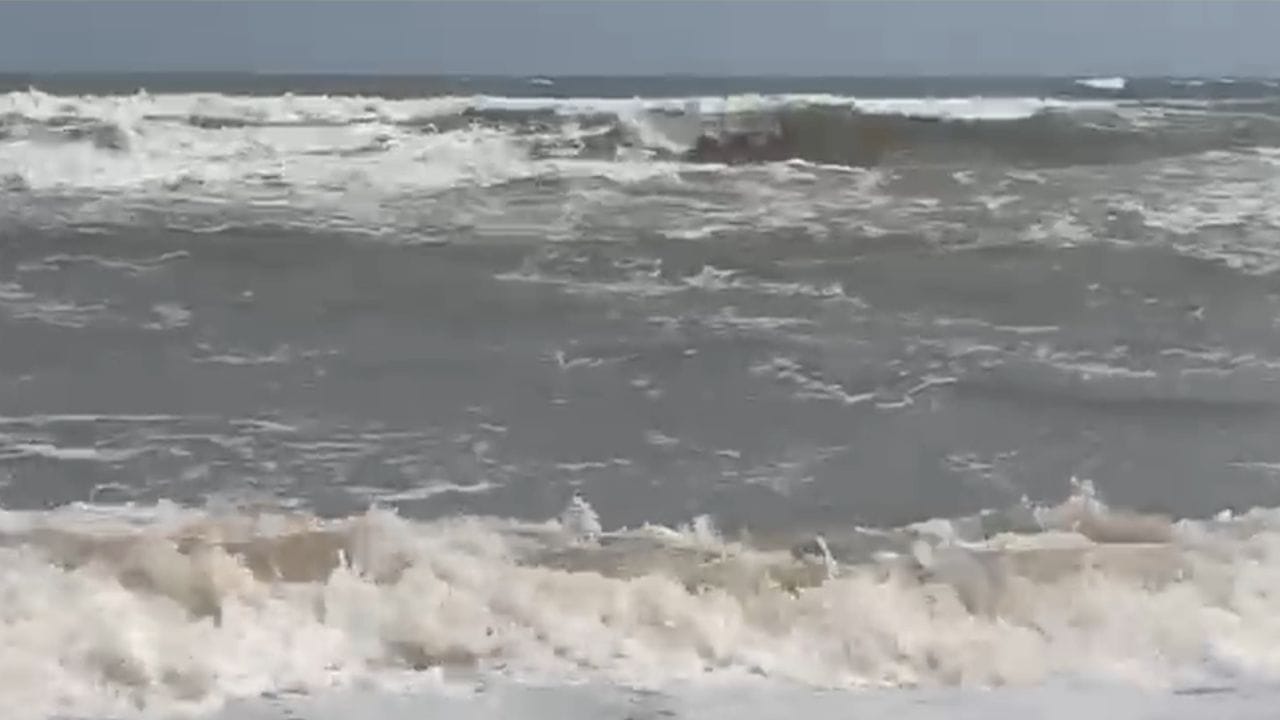 நெல்லூரில் சீற்றத்துடன் காணப்படும் கடல்.. மீனவர்களுக்கு எச்சரிக்கை!