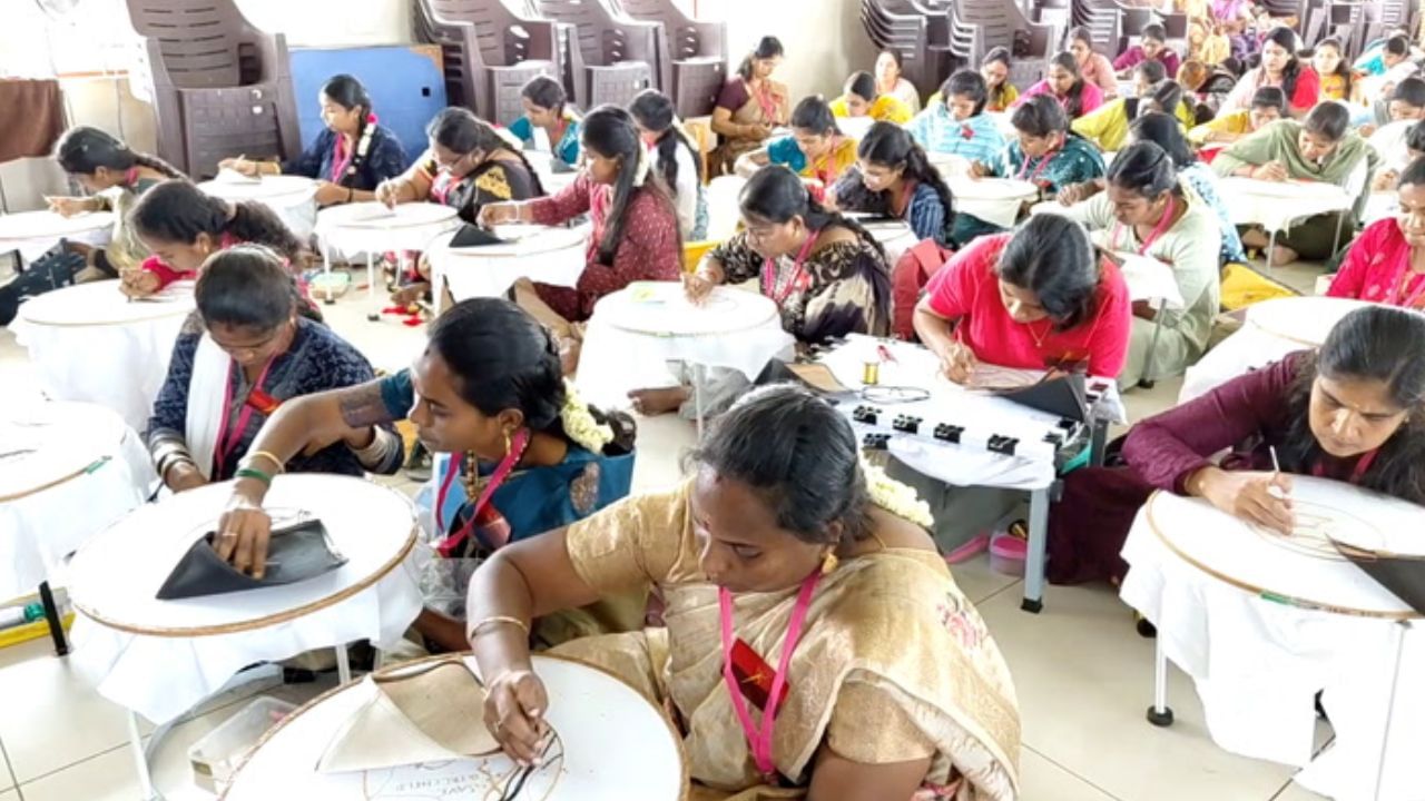 குழந்தைகள் தினத்தில் நோபல் உலக சாதனை.. அசத்திய ஆரி தொழிலாளிகள்..!