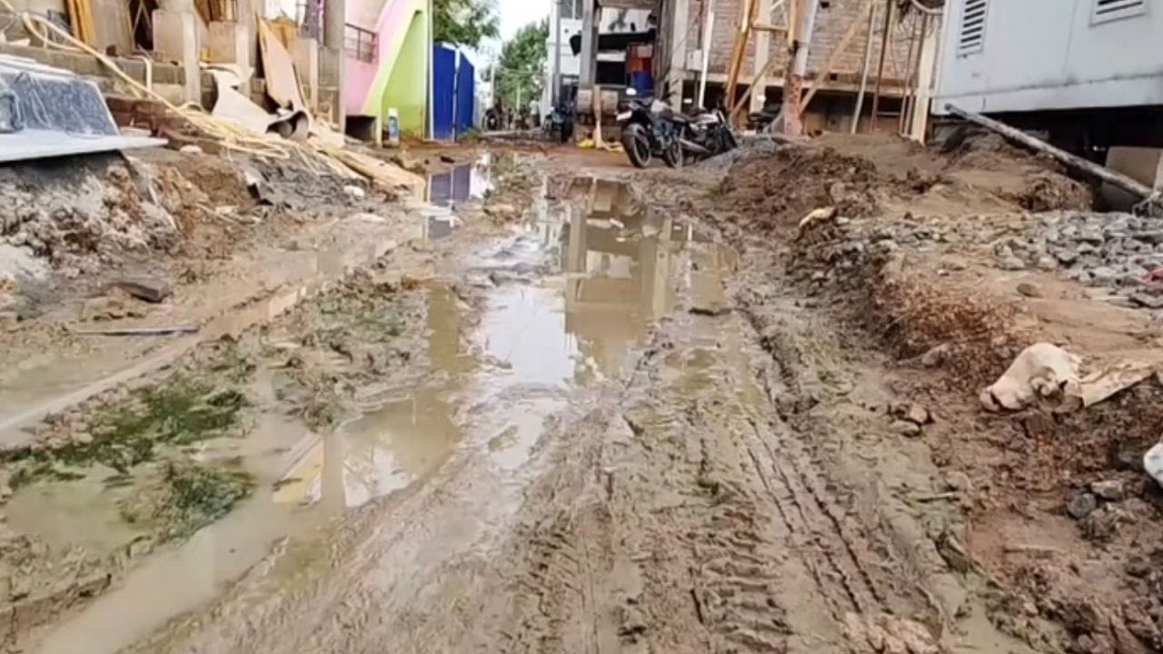 குண்டும் குழியுமான சாலைகள்.. மரக்கன்று நட்டு மக்கள் போராட்டம்..! குண்டும் குழியுமான சாலைகள்.. மரக்கன்று நட்டு மக்கள் போராட்டம்..!