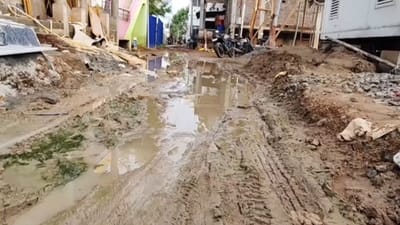 குண்டும் குழியுமான சாலைகள்.. மரக்கன்று நட்டு மக்கள் போராட்டம்..!