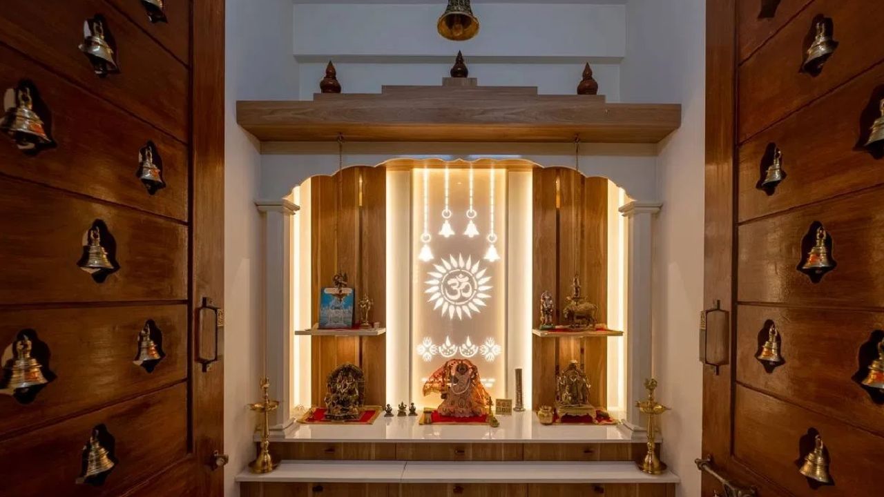 பூஜை அறை விஷயத்தில் கவனம்.. இதையெல்லாம் செய்யாதீங்க.. வாஸ்து டிப்ஸ் இதோ!