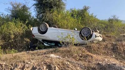 அதிவேகமாக சென்ற BMW கார் தலை கீழாக கவிழ்ந்து விபத்து!