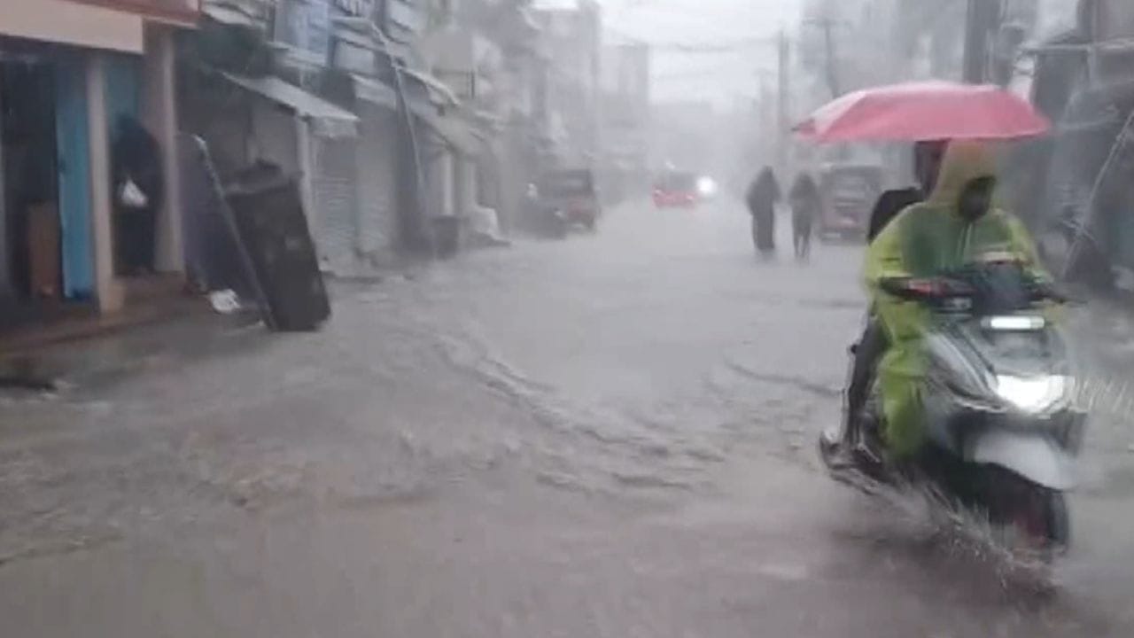 சென்யார் புயல்.. ராமநாதபுரத்தில் வெளுக்கும் கனமழை..
