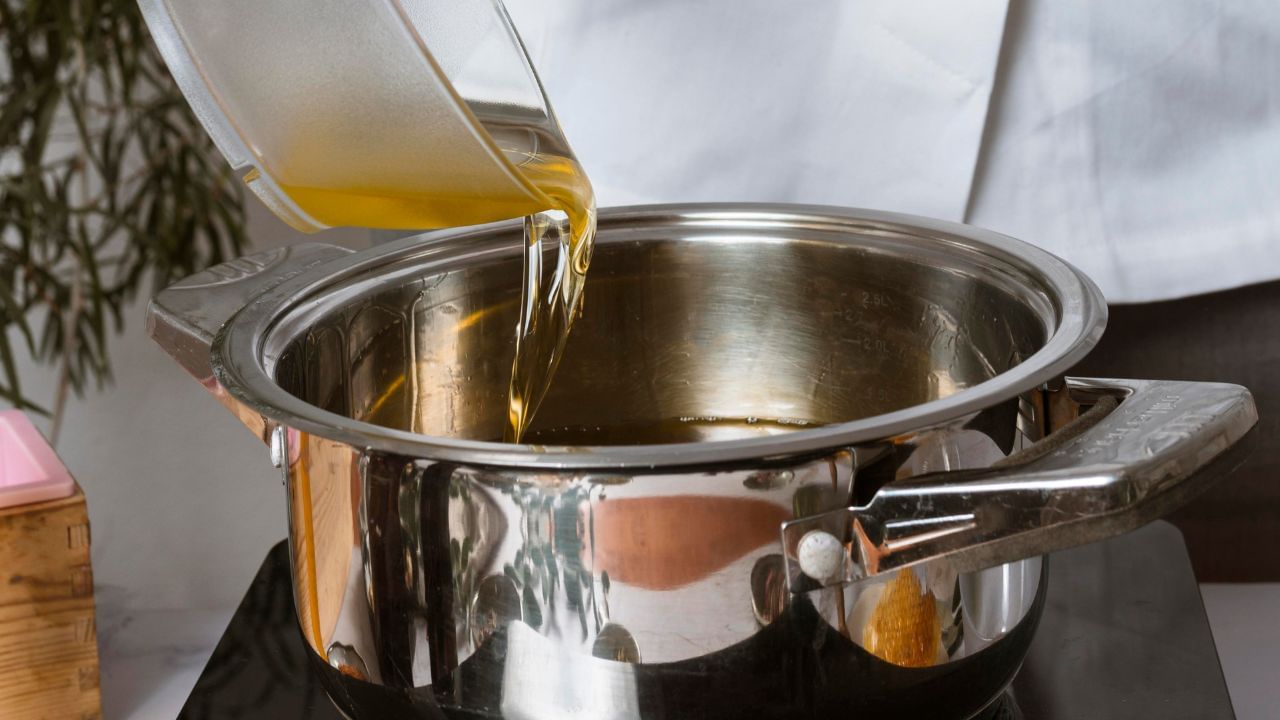 Cooking Oil: ஒரே சமையல் எண்ணெயை மீண்டும் பயன்படுத்துகிறீர்களா? எத்தனை முறை சூடுபடுத்துவது பாதுகாப்பானது?