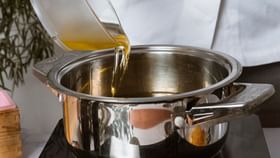 Cooking Oil: ஒரே சமையல் எண்ணெயை மீண்டும் பயன்படுத்துகிறீர்களா? எத்தனை முறை சூடுபடுத்துவது பாதுகாப்பானது?...