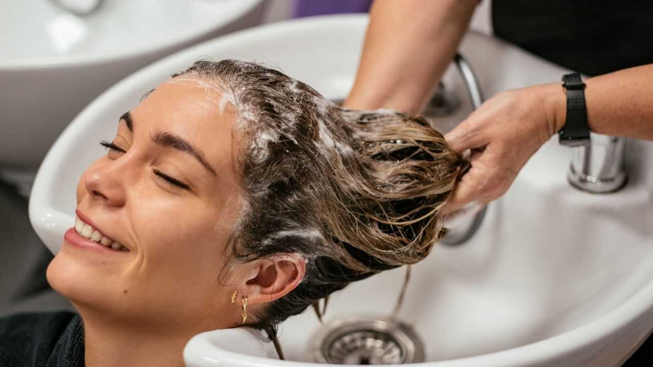 Hair Care Tips: கூந்தலுக்கு நன்மை தரும் அரிசி தண்ணீர்.. வீட்டிலேயே ஹேர் மாஸ்க் செய்வது எப்படி? Hair Care Tips: கூந்தலுக்கு நன்மை தரும் அரிசி தண்ணீர்.. வீட்டிலேயே ஹேர் மாஸ்க் செய்வது எப்படி?