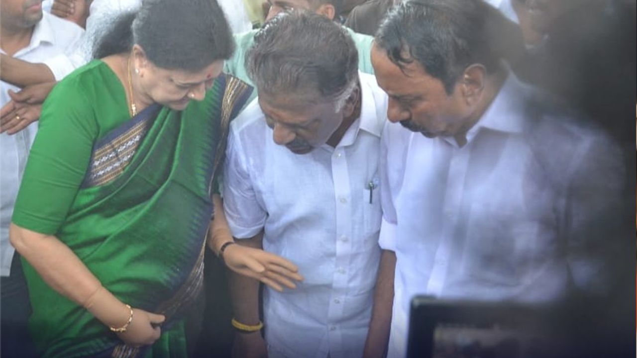 “செங்கோட்டையனை நீக்கியது சிறுபிள்ளைத்தனம்”  – எடப்பாடியை விளாசிய சசிகலா! “செங்கோட்டையனை நீக்கியது சிறுபிள்ளைத்தனம்”  – எடப்பாடியை விளாசிய சசிகலா!