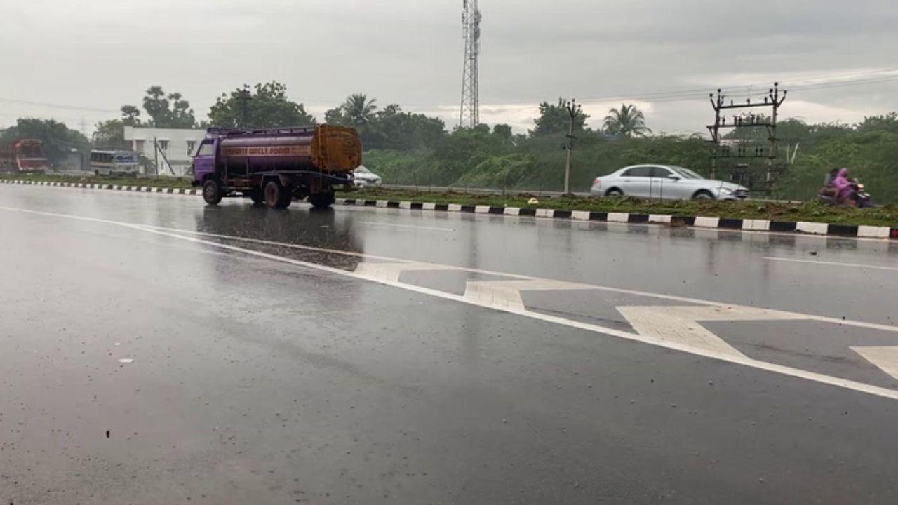 தூத்துக்குடி கொட்டும் கனமழை.. சாலைகளில் தேங்கிய தண்ணீர்..!