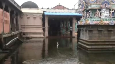 மழைநீரில் மிதக்கும் வேதாரண்யம் கோயில்.. தீர்வு எப்போது?