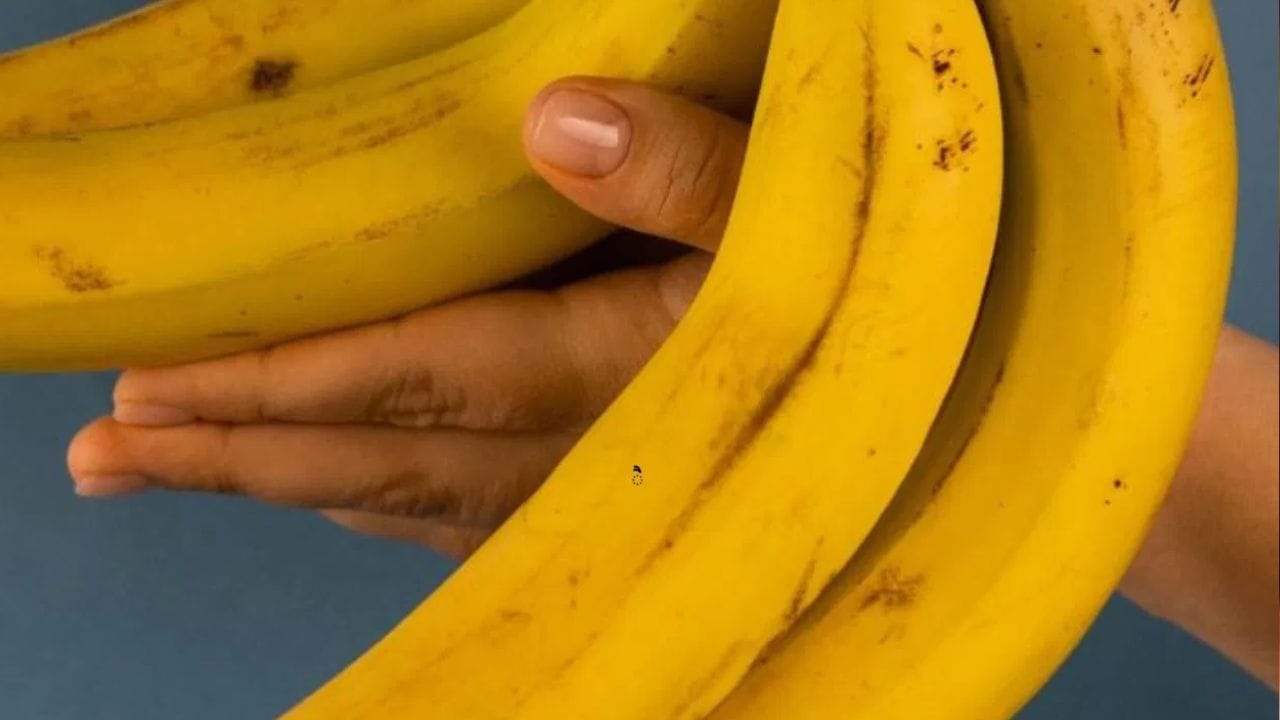 வாழைப்பழம் சாப்பிடுவது எடை அதிகரிப்பதைத் தடுக்கவும், வயிற்றை விரைவாக நிரப்பவும் உதவுகிறது. அவை நார்ச்சத்துக்கான நல்ல மூலமாகும். ஹெல்த்லைனின் கூற்றுப்படி, ஒரு நடுத்தர அளவிலான வாழைப்பழத்தில் தோராயமாக 3.1 கிராம் நார்ச்சத்து உள்ளது. இது செரிமானத்தை மேம்படுத்த உதவுகிறது மற்றும் உடனடி ஆற்றலை வழங்குகிறது. ( படம்: பெக்சல்ஸ்)