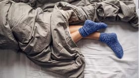 தூங்குவதற்குமுன் காலில் சாக்ஸ் அணிவதால் நன்றாக தூக்கம் வருமா? உண்மை என்ன?