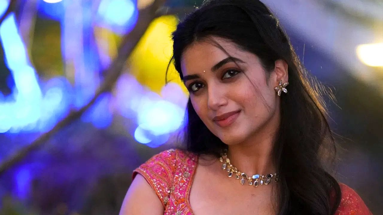 தமிழ் சினிமாவில் பிற மொழி நடிகைகள் தங்கள் அழகால் ரசிகர்களைப் பெரிதும் கவர்ந்து வருகின்றனர். அவர்களில் பாக்யஸ்ரீ போர்ஸும் ஒருவர். சமீபத்தில் வெளியான காந்தா படத்தின் மூலம் தமிழில் அறிமுகமானார்.