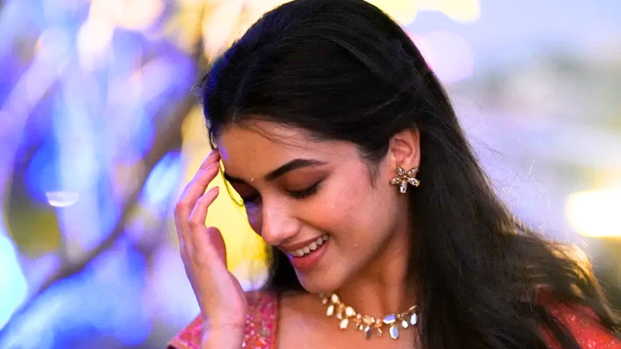 இளம் ஹீரோ ராம் போத்தினேனியுடன் ஆந்திரா கிங் தாலுகா என்ற படத்தில் நடித்தார். இந்தப் படத்தில்  அவரது நடிப்பும் ரசிகர்களைக் கவர்ந்தது.