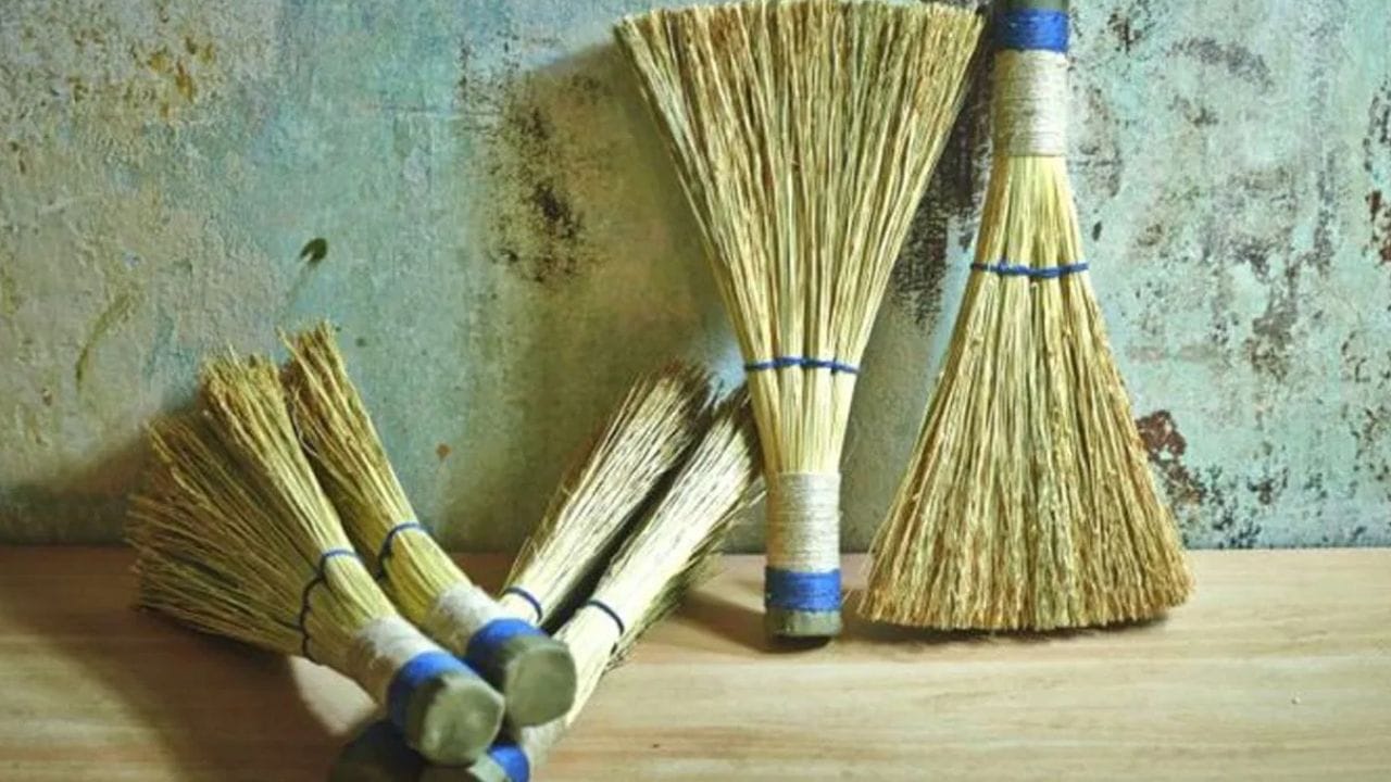 வாஸ்து சாஸ்திரத்தின்படி, வீட்டில் துடைப்பத்தை சரியான இடத்தில் வைப்பதும் முக்கியம். துடைப்பத்தை வீட்டின் தெற்கு, வடமேற்கு அல்லது மேற்கு, தென்மேற்கு திசையில் வைக்க வேண்டும். மேலும், துடைப்பத்தை யாருக்கும் தெரியாத வண்ணம் வைக்க வேண்டும் என்று கூறப்படுகிறது. இதைச் செய்வதன் மூலம் வீட்டில் செல்வமும் செழிப்பும் அதிகரிக்கும் என்று வாஸ்து சாஸ்திரம் கூறுகிறது.