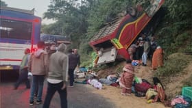 பேருந்து பள்ளத்தில் கவிழ்ந்து விபத்து.. 9 பேர் உயிரிழப்பு...