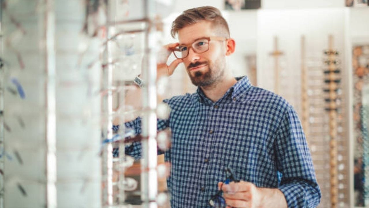 கண் கண்ணாடி போன்ற கண் சம்பந்தமான பொருட்களை ஞாயிற்றுக்கிழமை வாங்குவது நல்லதாகக் கருதப்படுகிறது. இது கண் ஆரோக்கியத்தையும் பாதுகாப்பையும் குறிக்கிறது. சமையலறையில் பயன்படுத்தப்படும் கோதுமை மற்றும் செம்பு இரண்டும் சூரியனுடன் தொடர்புடையவை. இவற்றை ஞாயிற்றுக்கிழமை வாங்குவது நல்ல அதிர்ஷ்டத்தையும் நேர்மறை சக்தியையும் ஈர்க்கும் என நம்பப்படுகிறது.