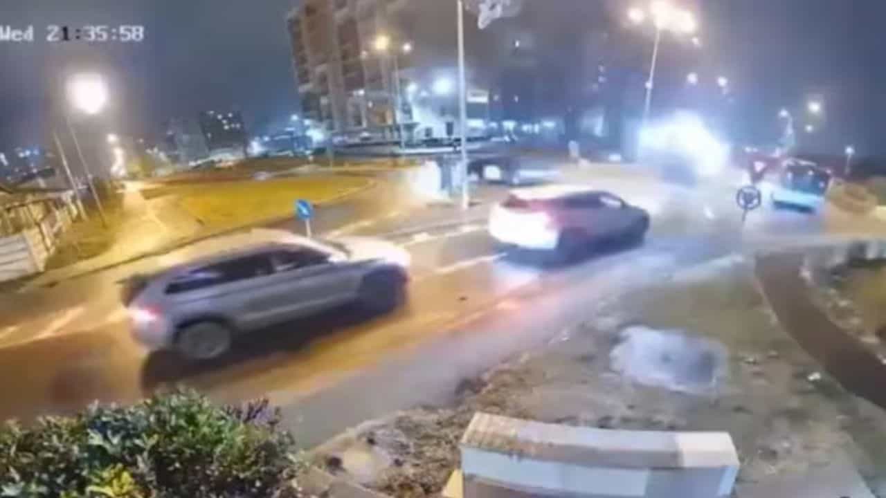 மயங்கிய ஓட்டுனர்.. வானில் பறந்த பென்ஸ் கார்.. ஷாக்கிங் விபத்தின் வைரல் வீடியோ!! மயங்கிய ஓட்டுனர்.. வானில் பறந்த பென்ஸ் கார்.. ஷாக்கிங் விபத்தின் வைரல் வீடியோ!!