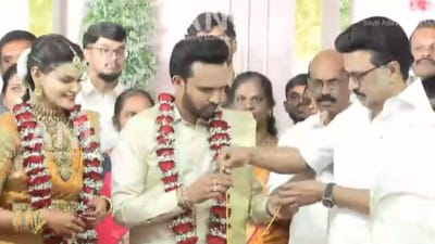 முன்னாள் அமைச்சரின் இல்ல திருமண விழாவில் பங்கேற்ற முதலமைச்சர்!