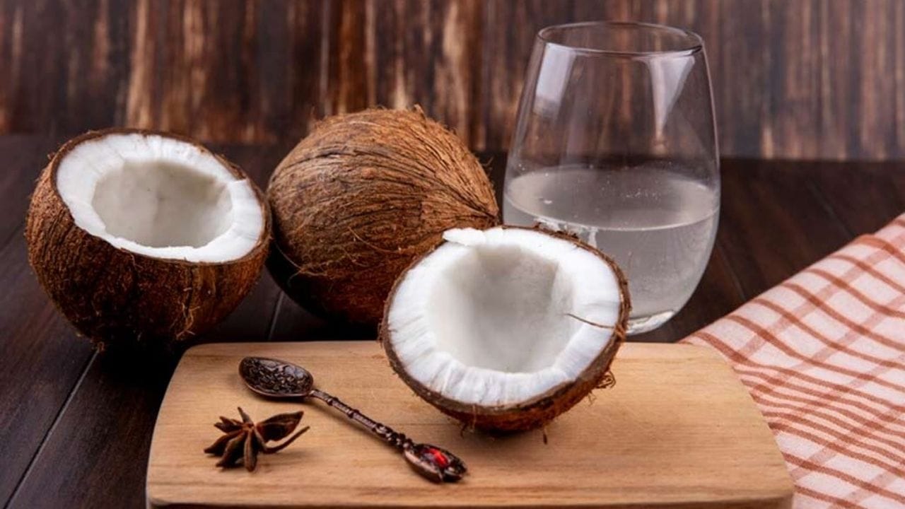 தேங்காய் உடைந்தவுடன் வெளியேறும் நீர், மனதிலும் உடலிலும் உள்ள எதிர்மறை எண்ணங்கள், தீய சக்திகள், அழுத்தம் அனைத்தும் வெளியேற வேண்டும் என்பதைக் குறிக்கும். உள்ளே உள்ள வெள்ளைப் பகுதி (தேங்காய் முத்து)தூய்மை, அமைதி, சாந்தம் என்பதன் அடையாளம். அதனால்தான் அதை பிரசாதமாக அனைவருக்கும் பகிர்கிறோம்.