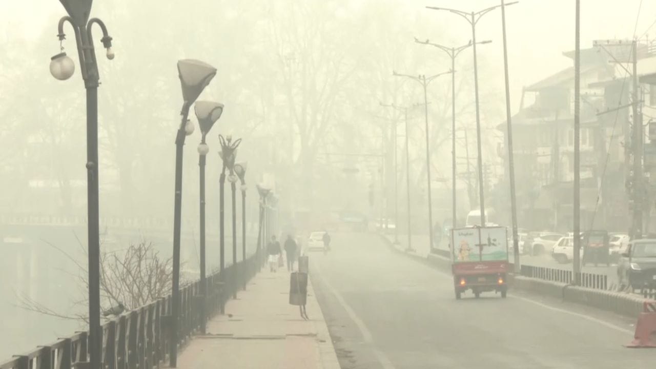 ஜம்மு & காஷ்மிரில் பனியுடன் சேர்ந்து வீசும் குளிர் காற்று.. பொதுமக்கள் அவதி! ஜம்மு & காஷ்மிரில் பனியுடன் சேர்ந்து வீசும் குளிர் காற்று.. பொதுமக்கள் அவதி!
