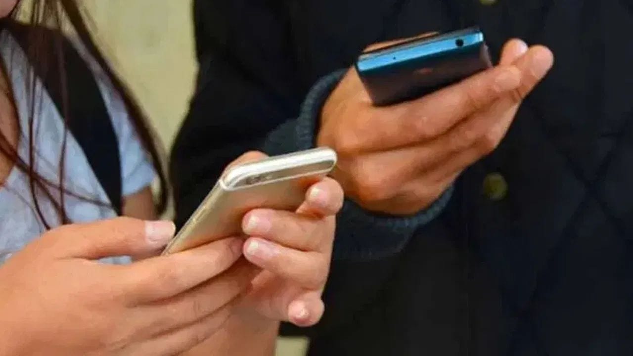 அனைத்து போன்களிலும் ஜிபிஎஸ் எனப்படும் குளோபல் பொசிஷனிங் சிஸ்டம் (GPS) உள்ளது. இந்த அமைப்பு செயலில் இருந்தால், உங்கள் போனின் இருப்பிடத்தைக் கண்டறிய முடியும். உங்கள் தொலைபேசியில் ஒரு கூகிள் கணக்கு லாகின் செய்யப்பட்டிருந்தால், கூகிள் கணக்கு இருப்பிடத்திலிருந்து தொலைபேசியின் இருப்பிடத்தையும் நீங்கள் கண்டறியலாம்.