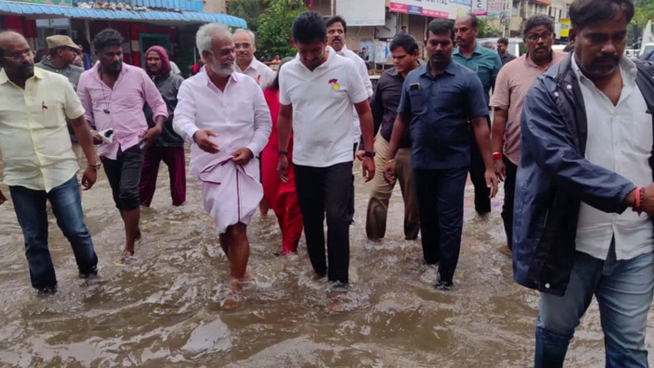 சென்னையில் சாலையில் தேங்கிய தண்ணீர்.. நேரில் ஆய்வு செய்த உதயநிதி ஸ்டாலின்! சென்னையில் சாலையில் தேங்கிய தண்ணீர்.. நேரில் ஆய்வு செய்த உதயநிதி ஸ்டாலின்!