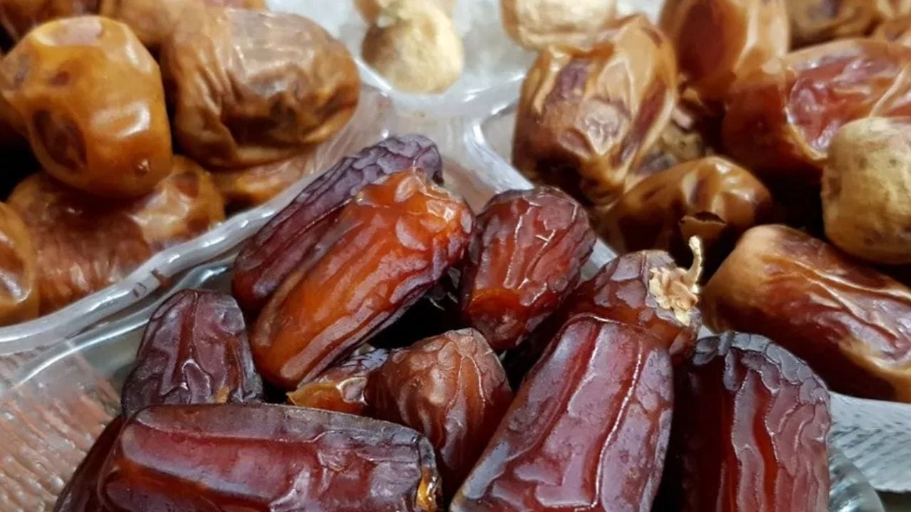 வயிற்று உஷ்ணம், கல்லீரல் நோய் அல்லது நீரிழிவு நோய் உள்ளவர்கள் பேரீச்சம்பழங்களைத் தவிர்க்க வேண்டும் . அவற்றை சாப்பிடுவது அவர்களின் அறிகுறிகளை மோசமாக்கும். உங்களுக்கு இந்தப் பிரச்சினைகள் எதுவும் இல்லையென்றால் மட்டுமே பேரீச்சம்பழங்களைச் சாப்பிட வேண்டும்