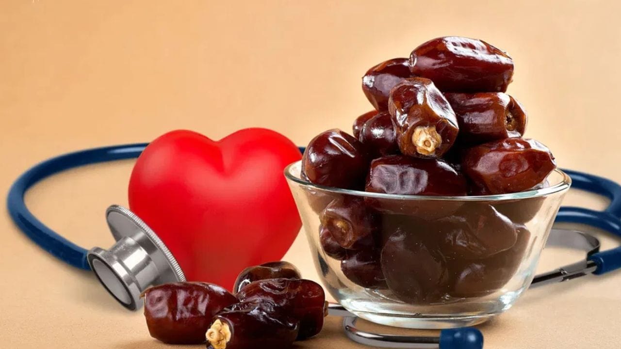 குளிர்காலத்தில் உடலை நன்கு கவனித்துக்கொள்வது அவசியம். இந்த பருவத்தில் உணவு முறைகளும் மாறுகின்றன. இந்த பருவத்தில் மக்கள் உலர்ந்த பழங்களை சாப்பிடுகிறார்கள். அத்தகைய ஒரு உலர்ந்த பழம் பேரீச்சம்பழம், இது உடலுக்கு ஏராளமான நன்மைகளை வழங்குகிறது.