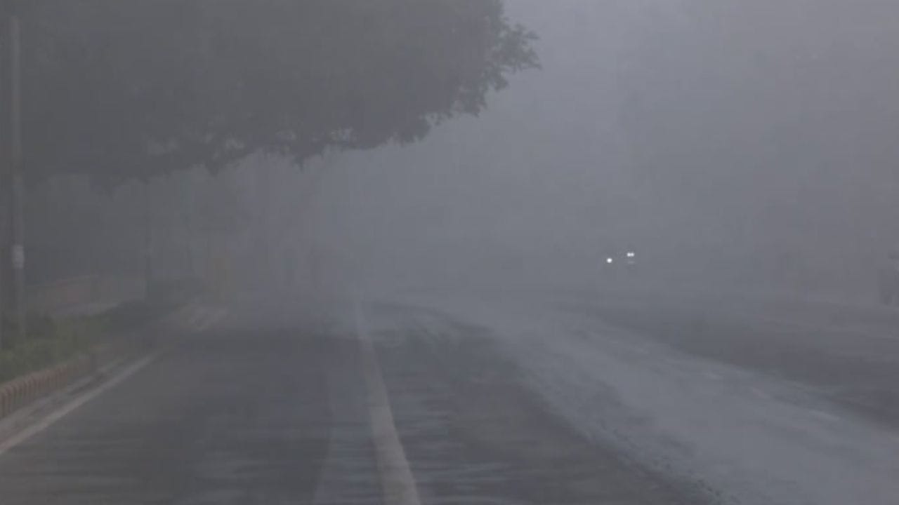 டெல்லியில் கடும் பனி மூட்டம்.. பாதிக்கப்பட்ட போக்குவரத்து..! டெல்லியில் கடும் பனி மூட்டம்.. பாதிக்கப்பட்ட போக்குவரத்து..!