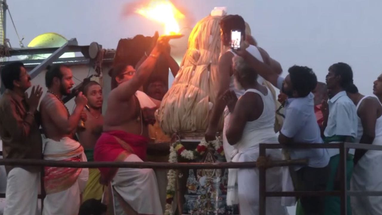 திருப்பரங்குன்றத்தில் வைர தேரோட்டம்.. தீபம் ஏற்றாததால் மோதல்!