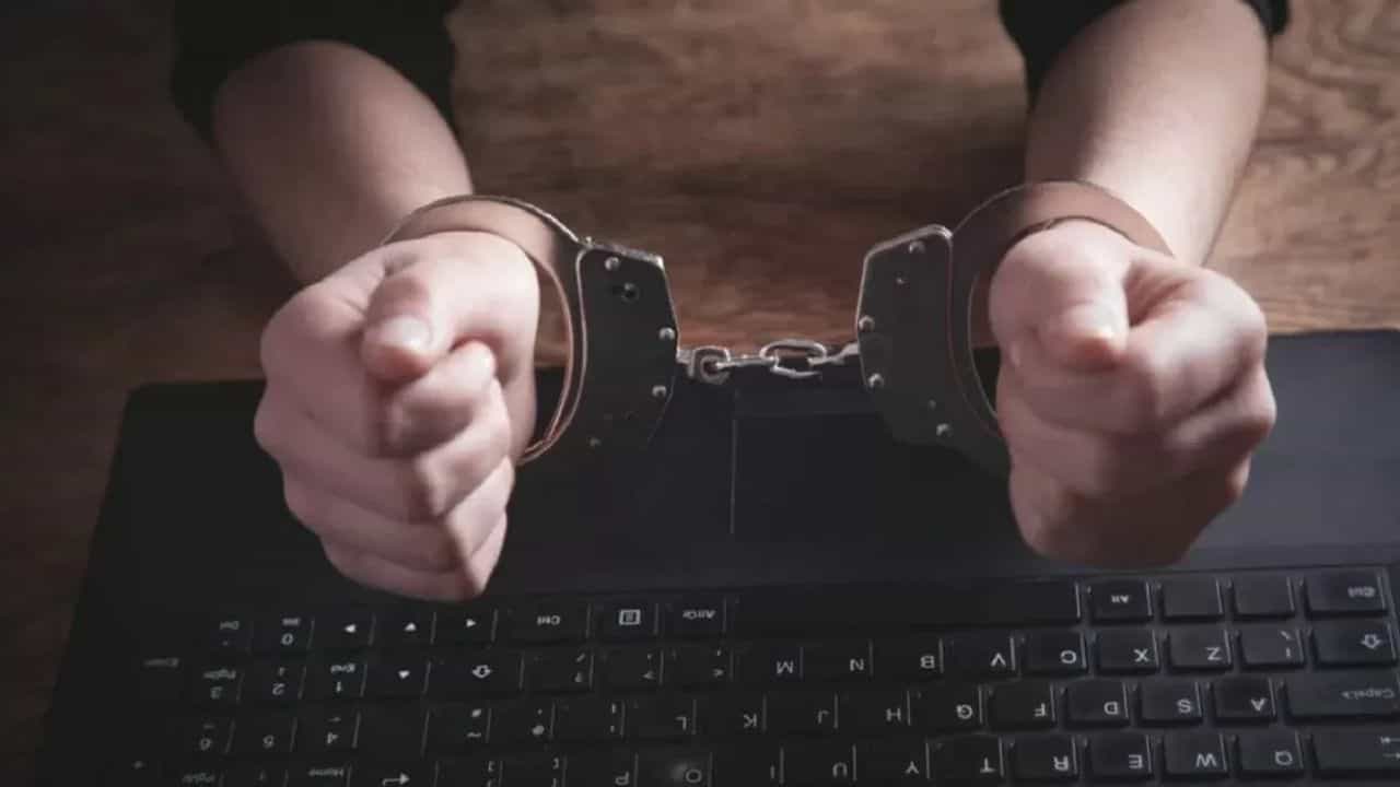 கஞ்சா புகைத்த மாணவர்களை போட்டுக்கொடுத்த சிறுவர்கள் மீது கடும் தாக்குதல் - வீடியோ வைரலான நிலையில் போலீஸ் வழக்குப்பதிவு கஞ்சா புகைத்த மாணவர்களை போட்டுக்கொடுத்த சிறுவர்கள் மீது கடும் தாக்குதல் - வீடியோ வைரலான நிலையில் போலீஸ் வழக்குப்பதிவு