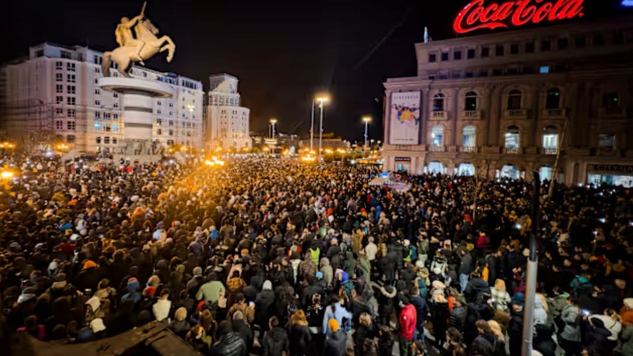 வட மாசிடோனியாவில் நவம்பர் மாதம் ஒரு இரவு விடுதியில் ஏற்பட்ட பயங்கர தீ விபத்தைத் தொடர்ந்து, லஞ்சம் மற்றும் அலட்சியம் குறித்த குற்றச்சாட்டுகள் எழுந்தன. இந்த விபத்தில் சுமார் 63 பேர் உயிரிழந்தனர். விசாரணையில், அந்த இரவு விடுதி போலி உரிமத்துடன் சட்டவிரோதமாக இயங்கி வந்தது என்பதும், அந்த உரிமத்தை அது அரசாங்கத்திடம் லஞ்சம் கொடுத்துப் பெற்றிருந்தது என்பதும் தெரியவந்தது. இதையடுத்து, அங்கும் நீதி கேட்டு போராட்டம் வெடித்தது.