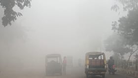 காசியாபாத்தை சூழ்ந்த மூடுபனி.. 10 மீட்டருக்கு அப்பால் உள்ள வாகனங்கள் தெரியாததால் வாகன ஓட்டிகள் அவதி!...