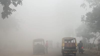 காசியாபாத்தை சூழ்ந்த மூடுபனி - வாகன ஓட்டிகள் கடும் அவதி!