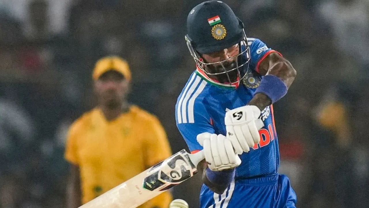 தென்னாப்பிரிக்காவுக்கு எதிரான ஐந்து போட்டிகள் கொண்ட டி20 தொடரின் இறுதிப் போட்டியில் இந்தியாவின் நட்சத்திர ஆல்ரவுண்டர் ஹார்டிக் பாண்ட்யா அபாரமான இன்னிங்ஸை விளையாடினார். அகமதாபாத்தில் உள்ள நரேந்திர மோடி மைதானத்தில், ஹார்டிக் பாண்ட்யா பவுண்டரிகள் மற்றும் சிக்ஸர்களை விளாசி, சாதனை படைத்த அரைசதத்தை அடித்தார். 