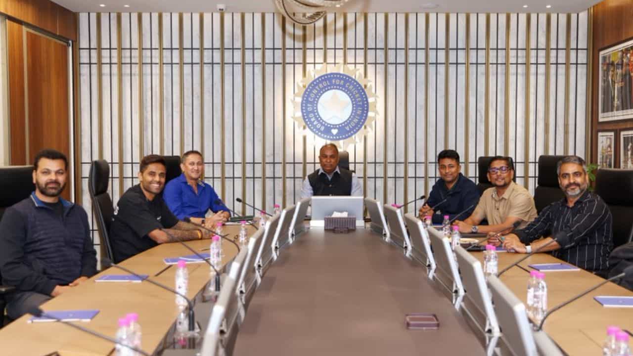 T20 World Cup 2026: கேப்டனாக சூர்யகுமார் யாதவ்.. இல்லாத கில்.. 2026 டி20 உலகக் கோப்பைக்கான இந்திய அணி அறிவிப்பு! T20 World Cup 2026: கேப்டனாக சூர்யகுமார் யாதவ்.. இல்லாத கில்.. 2026 டி20 உலகக் கோப்பைக்கான இந்திய அணி அறிவிப்பு!